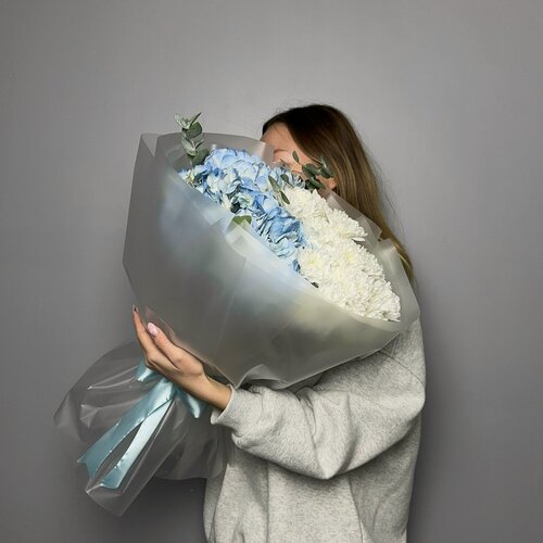 Изображение товара FRESH FLORA Букет живых цветов «Небесная прохлада» – композиция из гортензии, хризантем и эвкалипта для свежего подарка
