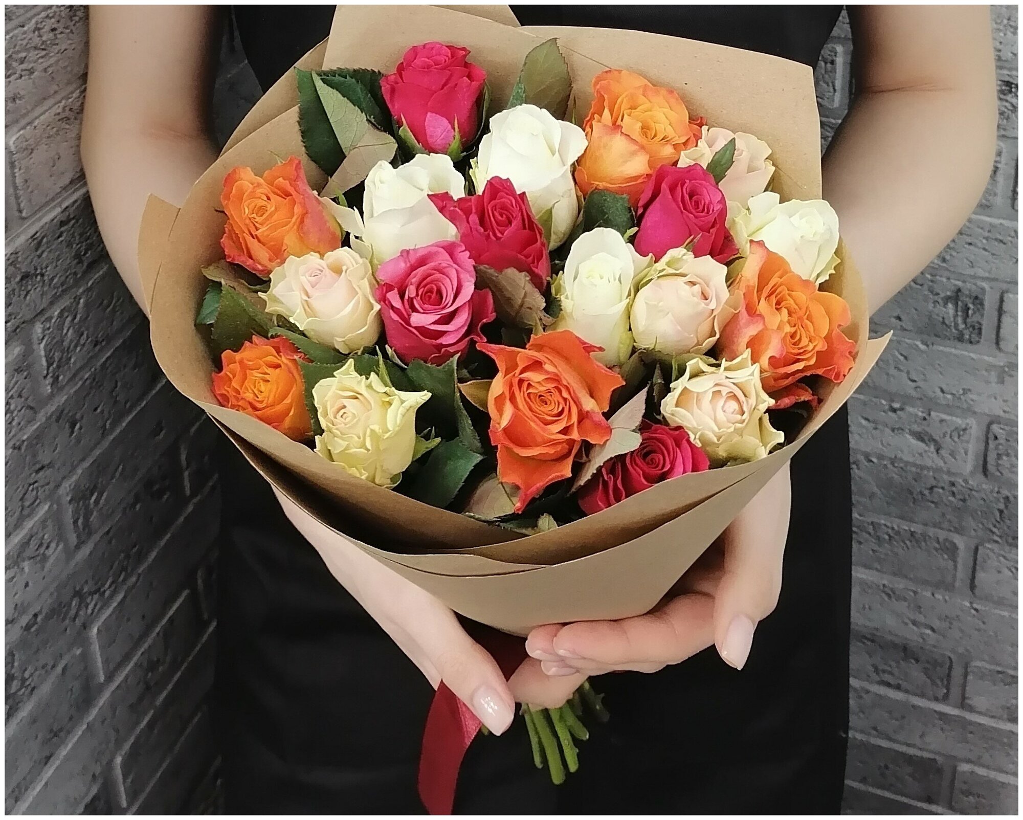 Букет из живых цветов 19 кенийских роз микс от Bestflo купить с доставкой