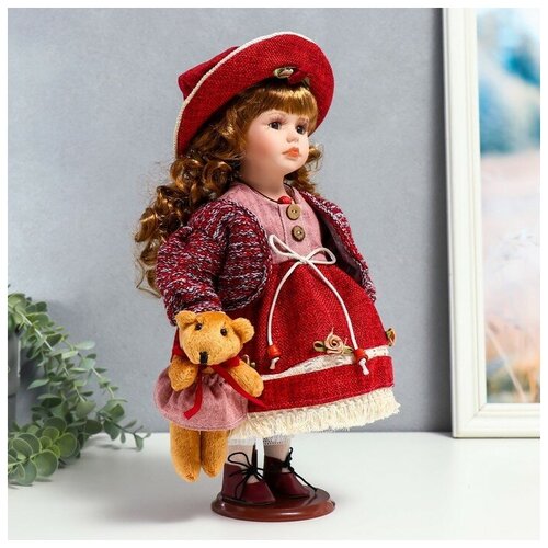 фото Кукла коллекционная керамика "элла в бордовом платье, шляпе и с мишкой" 30 см