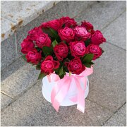 Букет живых цветов 15 малиновых роз "Шангрила" в шляпной коробке