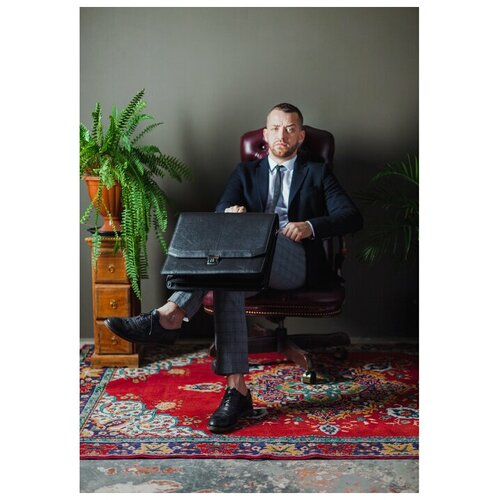 фото Портфель деловой, 3 отдела на замке, длинный ремень, цвет чёрный нет бренда