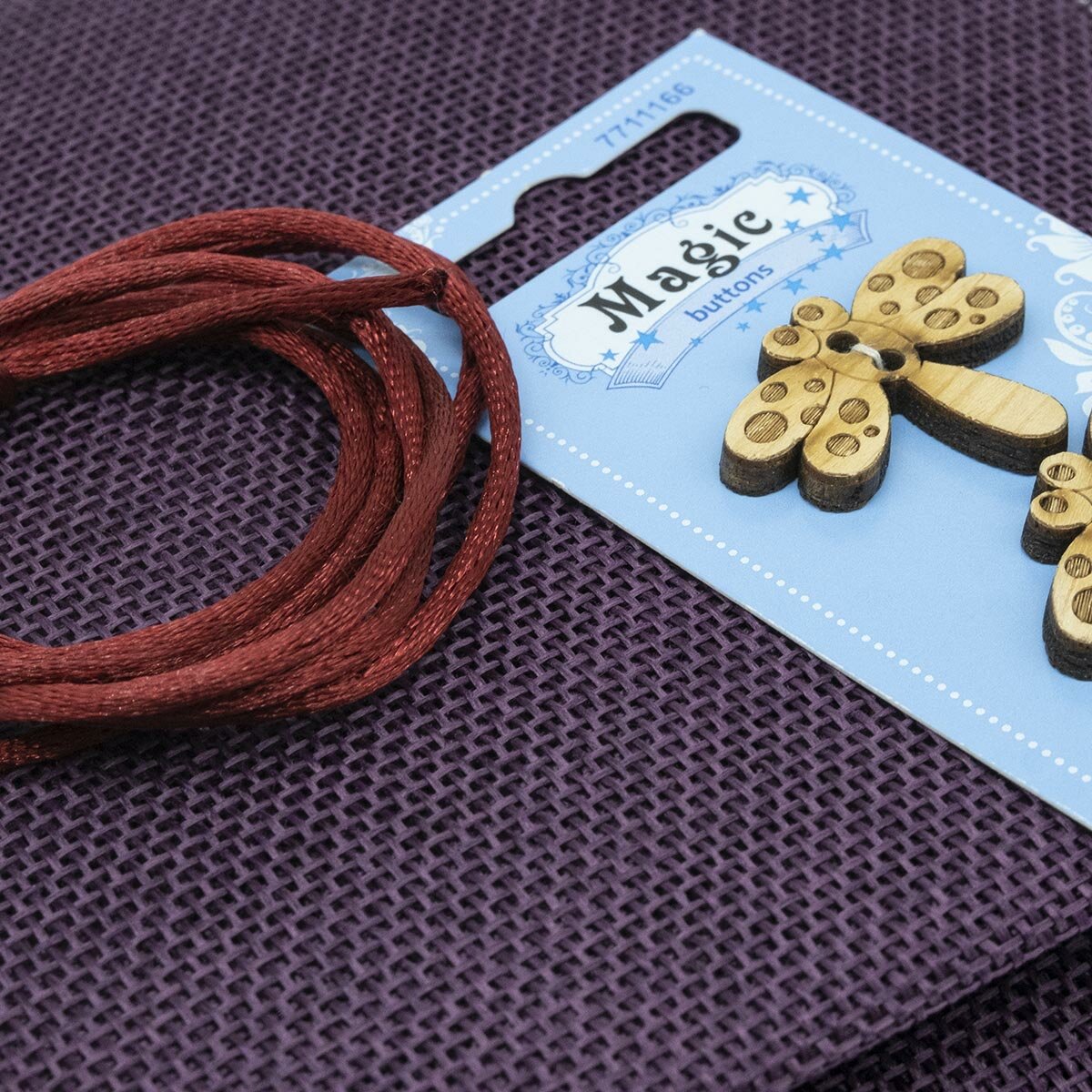 фото Рогожка 48*45 см с атласным шнуром 1 м, цвет фиолетовый, в подарок деревянные пуговицы