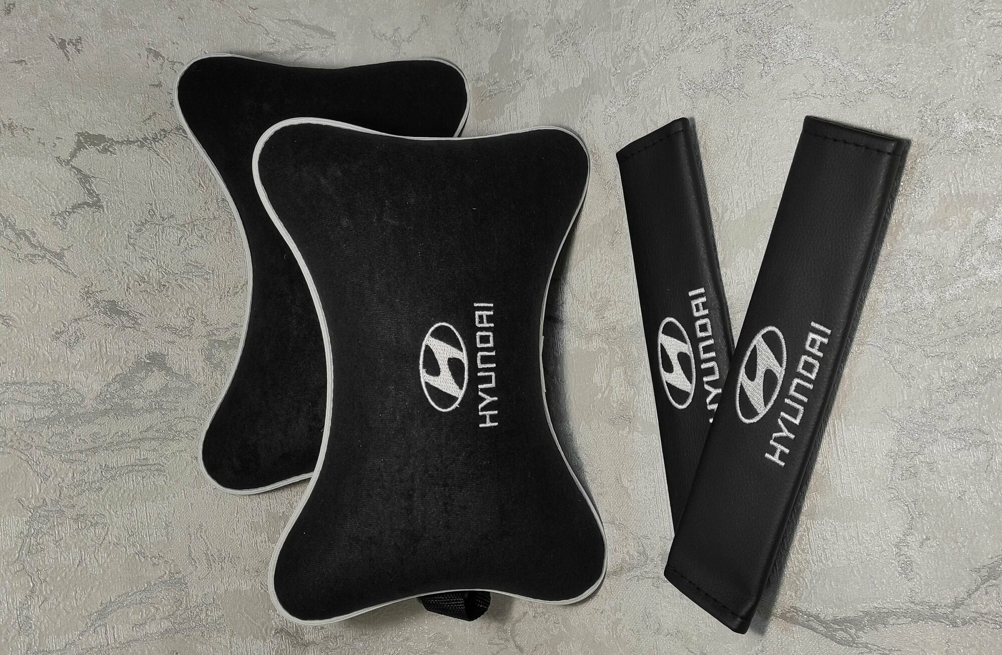 Подарочный набор: подушка на подголовник из велюра и накладки на ремень безопасности с логотипом HYUNDAI комплект 3 предмета