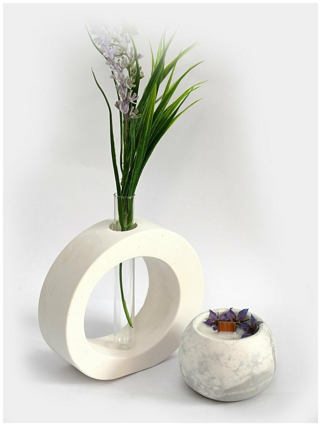 Набор: декоративная ваза, ароматизированная свеча с деревянным фитилем и цветами