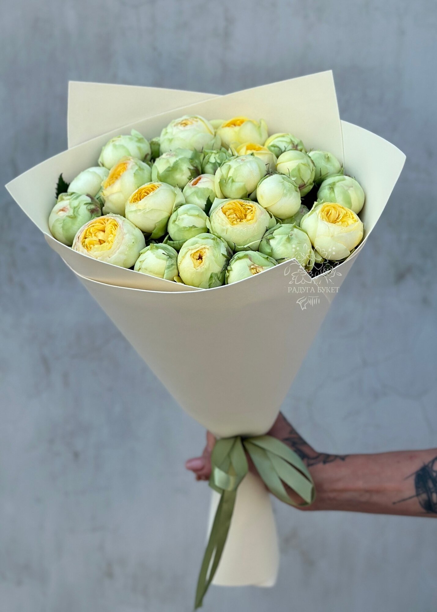 Букет из 15 кустовых пионовидных роз "Пиони баблз" / белый /Радуга Букет