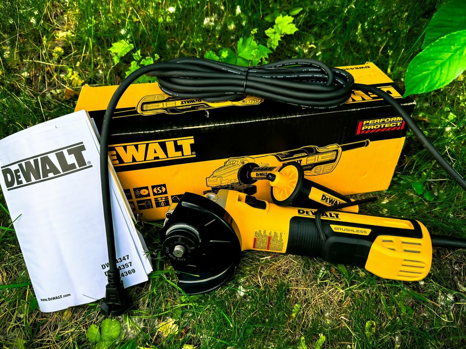 Угловая шлифмашина (болгарка) DEWALT DWE4357 QS с регулировкой оборотов