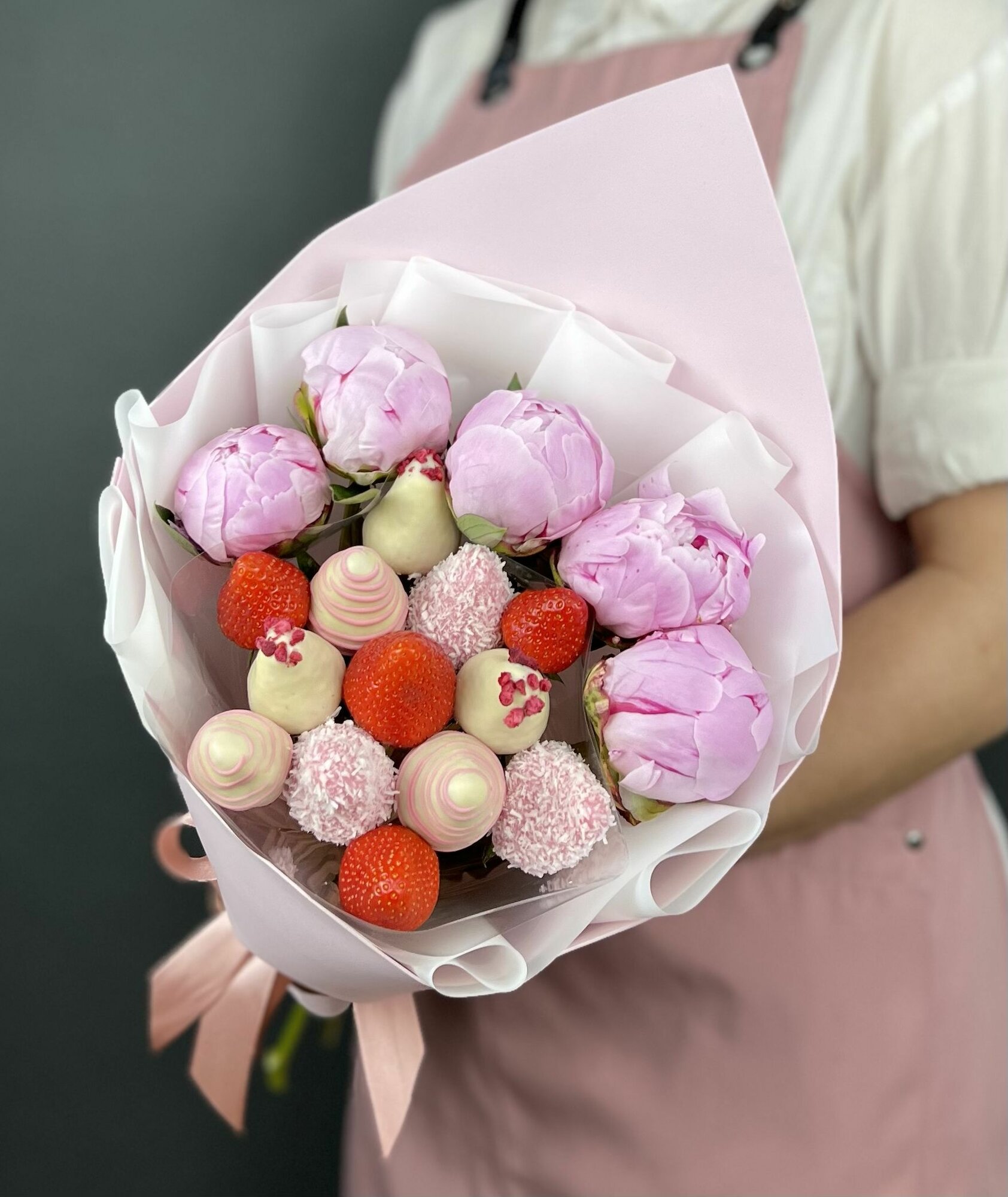 Букет из Клубники в шоколаде и розовых Пионов (5 шт)