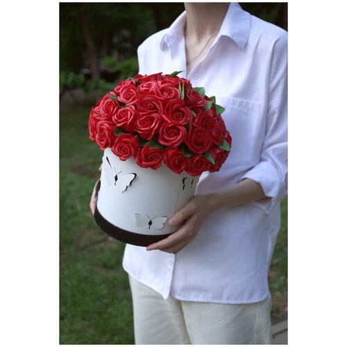 Букет из декоративных мыльных роз. 47 красных роз в белой коробке с бабочками.