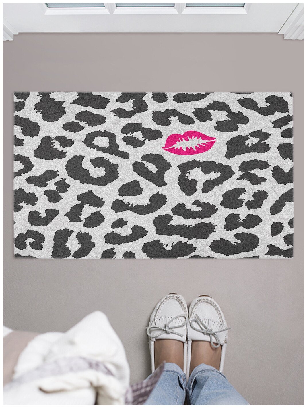 Придверный коврик в прихожую JoyArty "Поцелуй леопарда" для обуви, на резиновой основе, 75x45 см