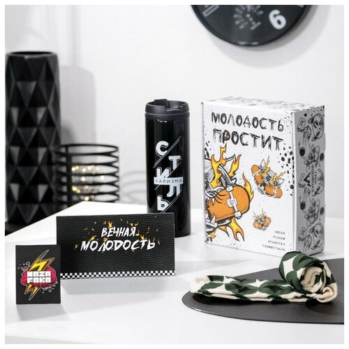 Подарочный набор Молодость простит термостакан планер открытка носки 780₽