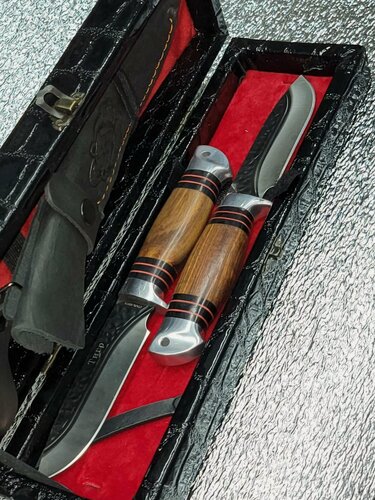 Изображение товара Ножи туристические разделочные набор тигры в чехле ножнах. Комплект 2 штуки и подарочный черный кожаный футляр