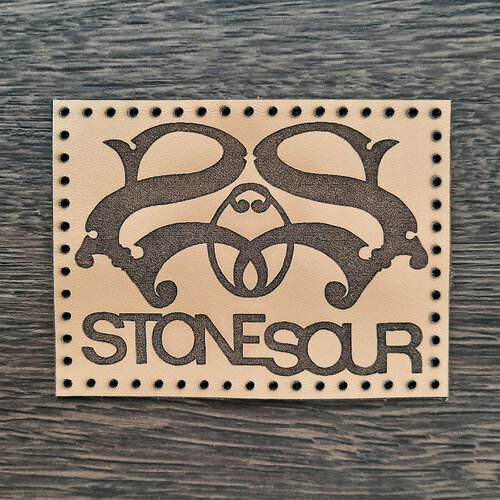 Кожаная рок нашивка логотип Stone Sour. Размер: 8 x 6 см. Цвет: Бежевый