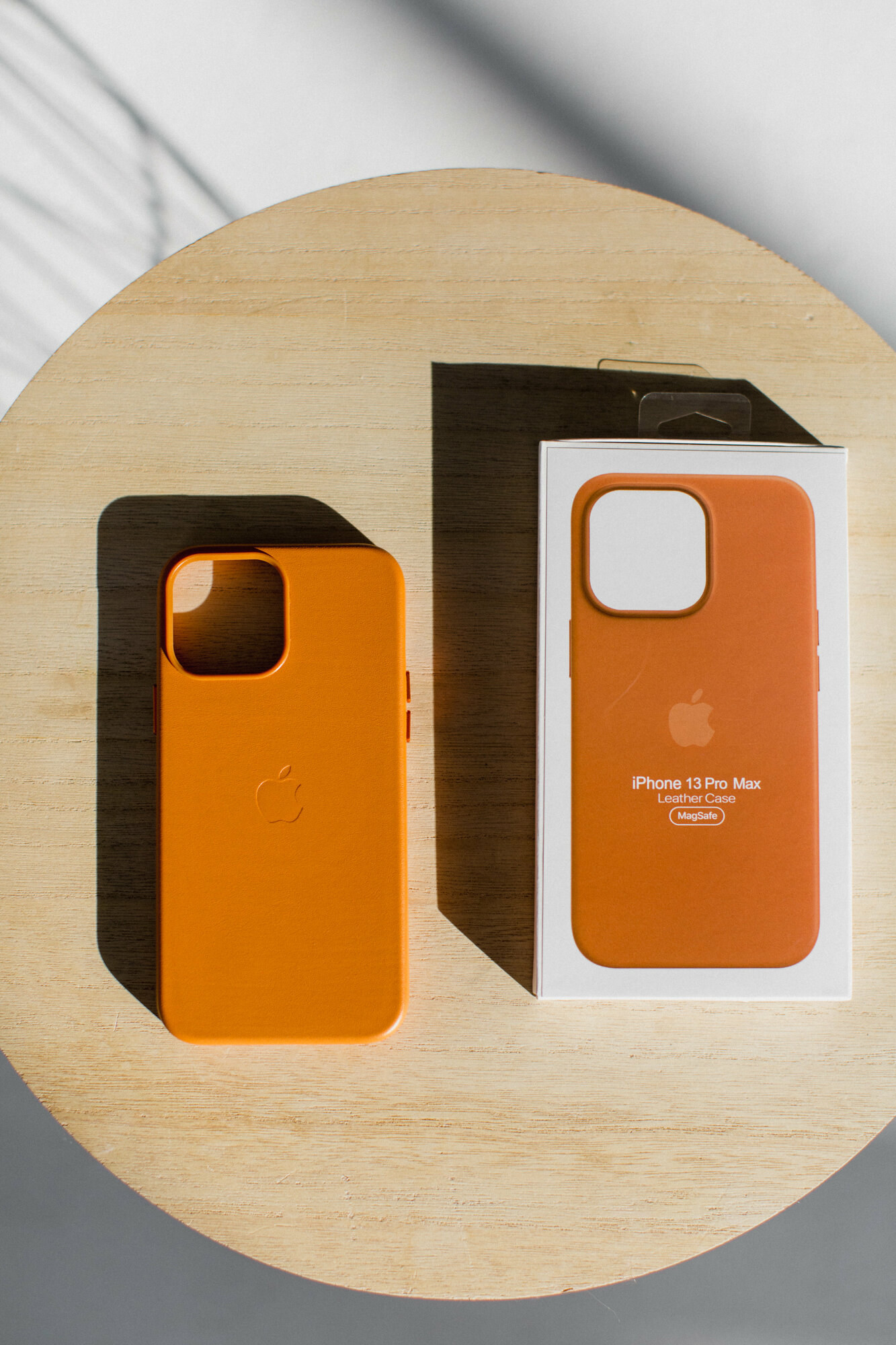 Чехол оранжевый для IPhone 13 Pro Max Leather Case с анимацией и функцией MagSafe