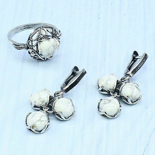 Комплект бижутерии Комплект посеребренных украшений (серьги + кольцо) с кахолонгом: серьги, кольцо, искусственный камень, размер кольца 20, белый