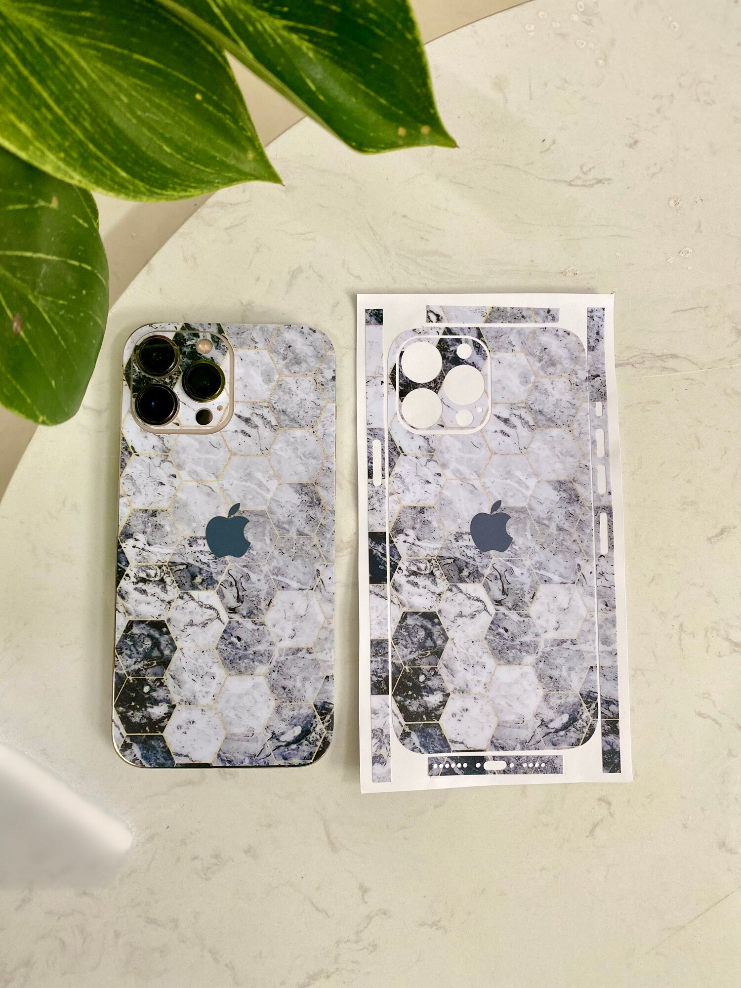 Чехол наклейка с защитой на камеру для iPhone 14 — фото 1