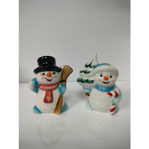 Два снеговика фарфоровых с метлой и елкой статуэтка новогодняя. Ручная работа Россия.