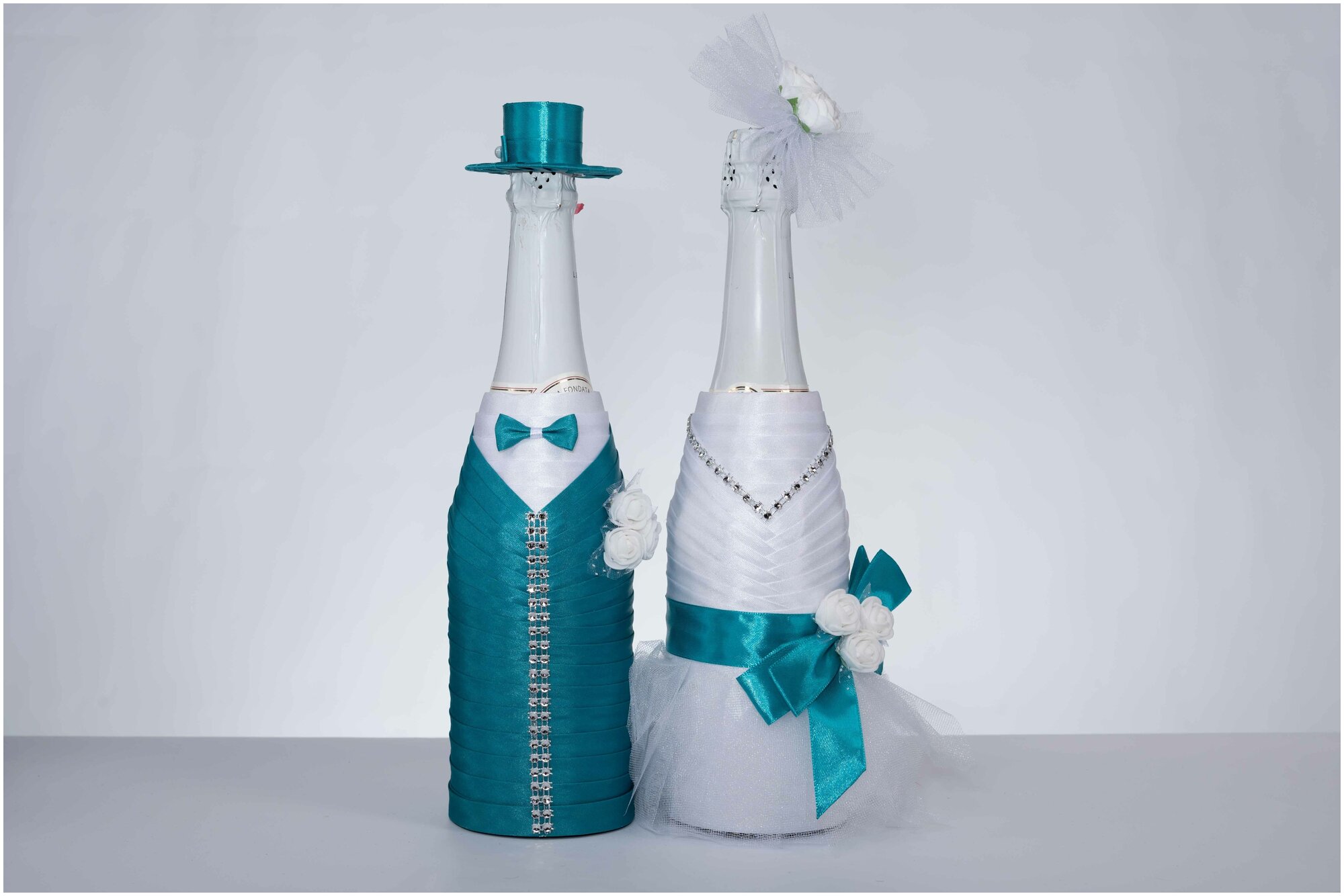 Украшение на свадебное шампанское "Шарм" в бирюзовом цвете / Украшение на свадебные бутылки молодоженов