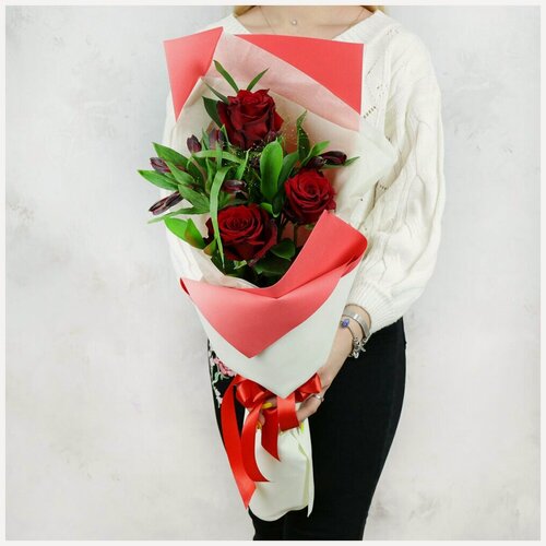 Изображение товара Букет живых цветов из красных роз альстромерий 65см от Букет Маркет