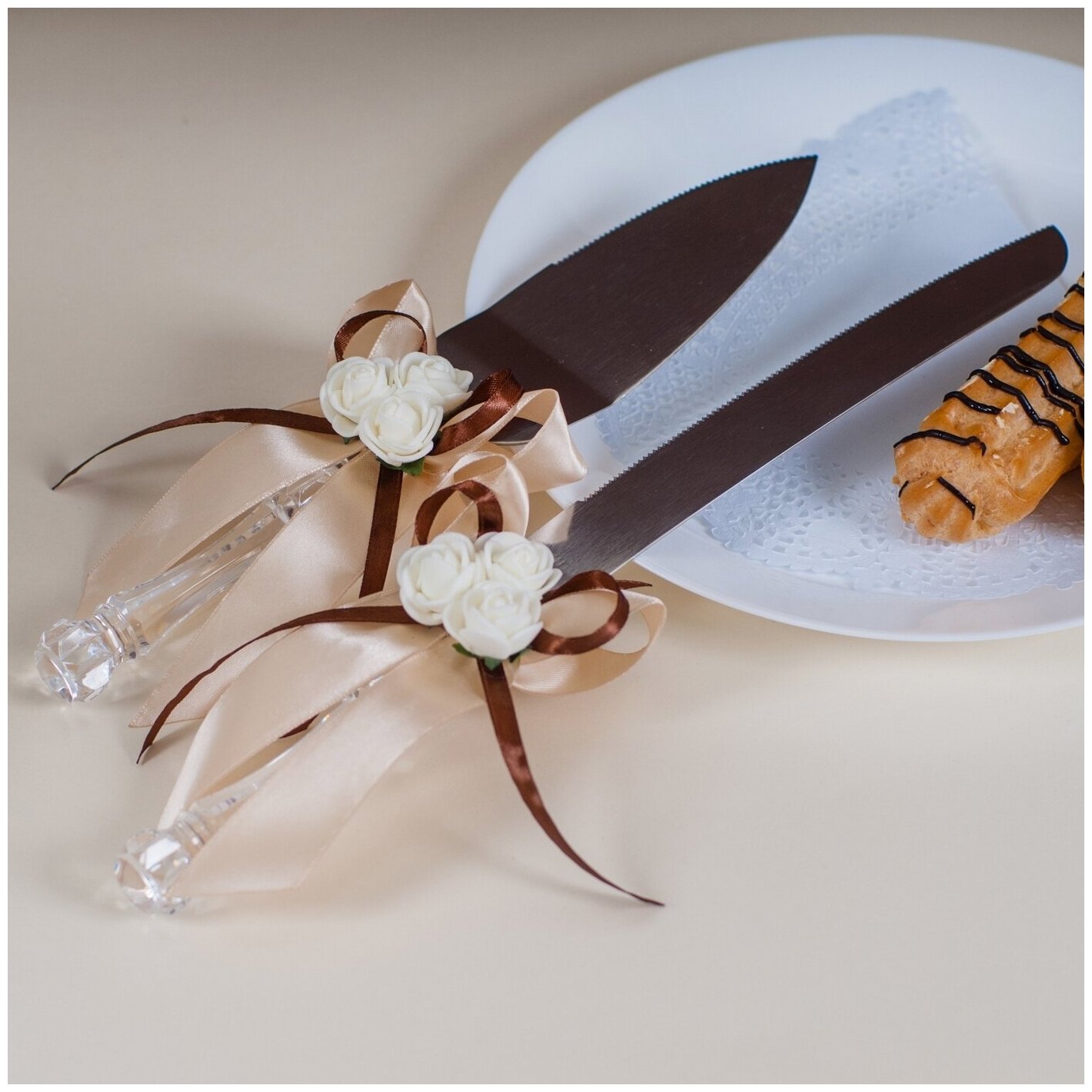 Свадебные приборы для торта "Карамель" с кремовыми и шоколадными атласными лентами, с латексными розами айвори (лопатка и нож)