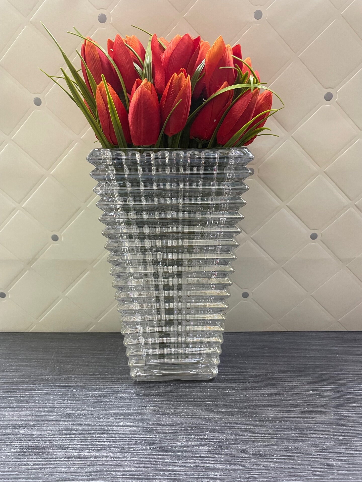 фото Ваза из плотного стекла красного цвета 23*12*9 см