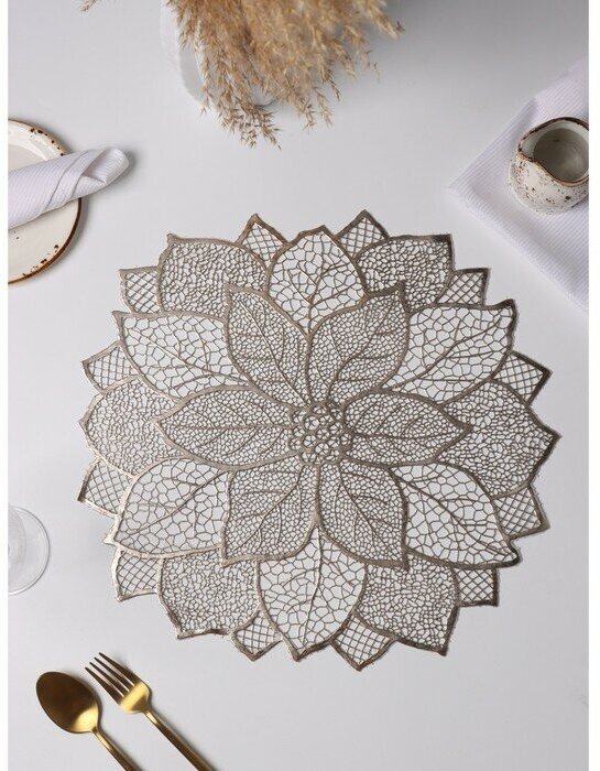 фото Набор салфеток сервировочных на стол Доляна «Цветок», 4 шт, 45×45 см, цвет золотой