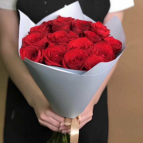 Букет живых цветов из 17 красной розы 40 см в упаковке