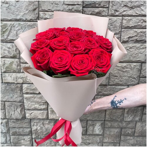 Букет "Мадам Ред" из 15 красных роз