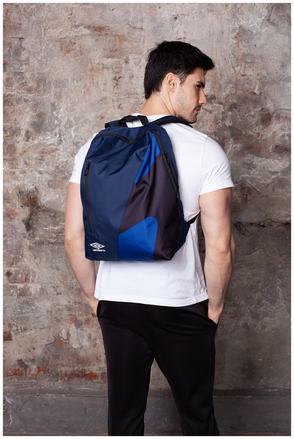 Спортивный рюкзак Umbro Team Training Backpack с одним отделением. Большой рюкзак Umbro для тренировки передним карманом на молнии сине- черный 23 литра 43 х 31 х 17 см