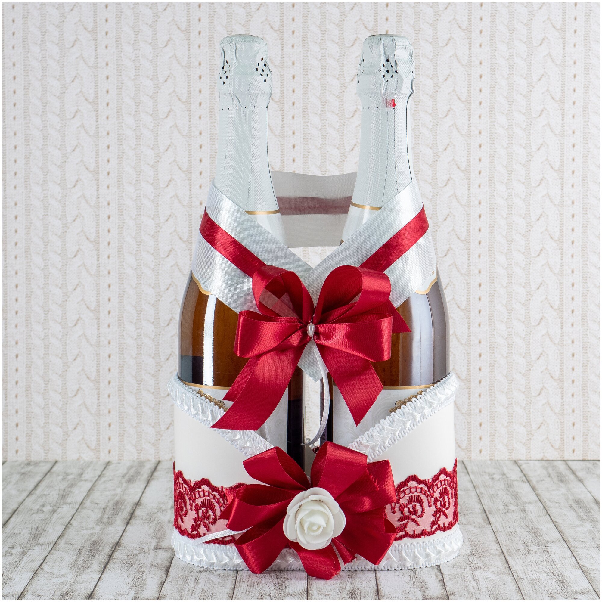 Свадебное украшение для шампанского - тубус и бант "Бордо" из белого картона с бордовым кружевом, атласными бантами и латексной розой белого цвета