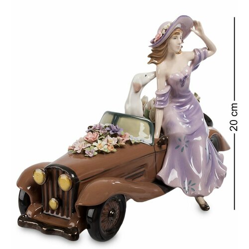 Фигурка "Девушка с автомобилем" (Pavone) комбинированный, разноцветный