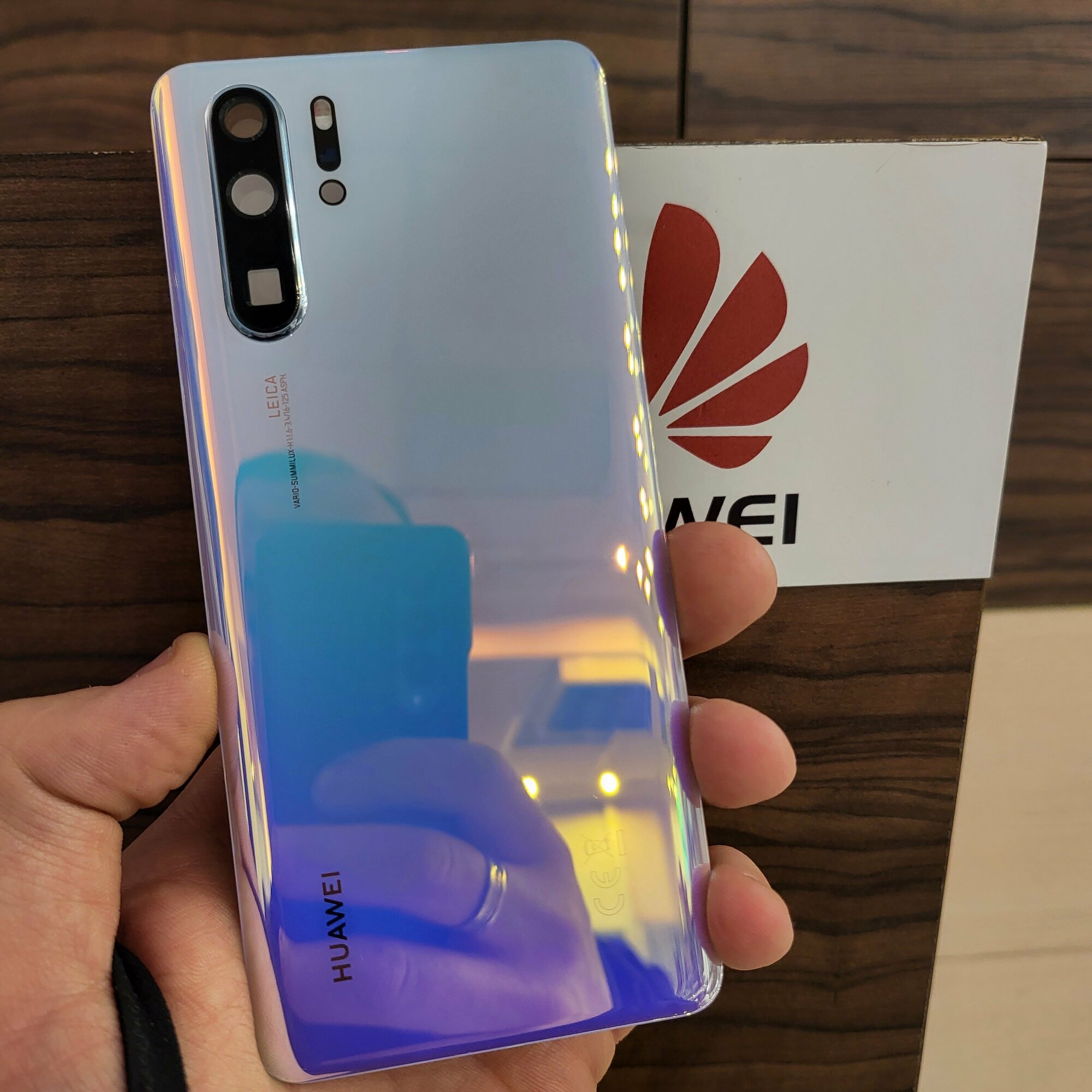Крышка для Huawei P30 Pro оригинал (заднее стекло) цвет: Светло-голубой