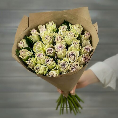 Изображение товара Букет живых цветов из 21 сиреневой розы 40см в крафте от Букет Маркет