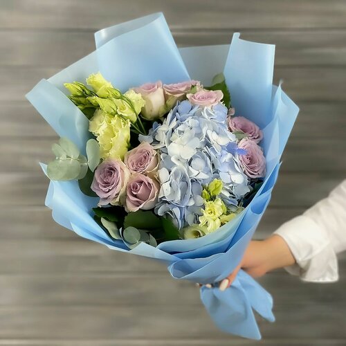 Изображение товара Букет из живых цветов лизиантусов, роз и гортензии