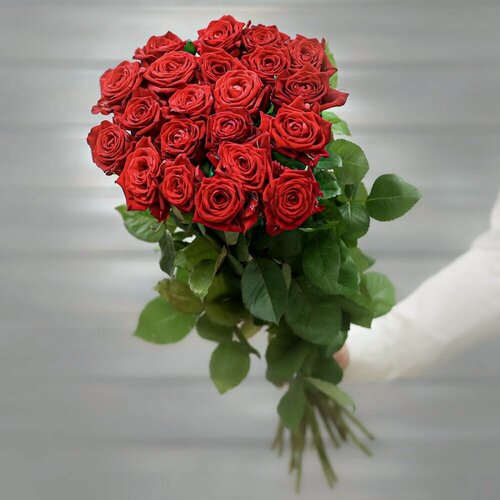 Изображение товара Букет живых цветов из 23 красных роз (Россия) с лентой 50 см