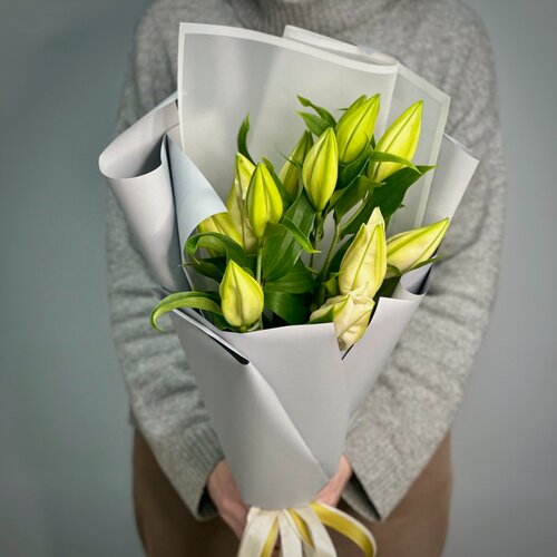 Изображение товара Букет из 3 белых лилий в стильной упаковке. «365 Поводов» - живые цветы с доставкой