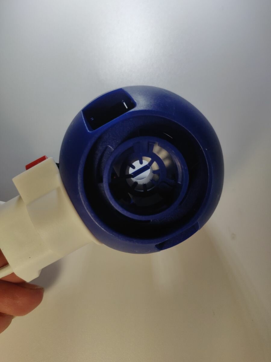 Курьер передает коробку с фумигатором клиенту на пороге дома