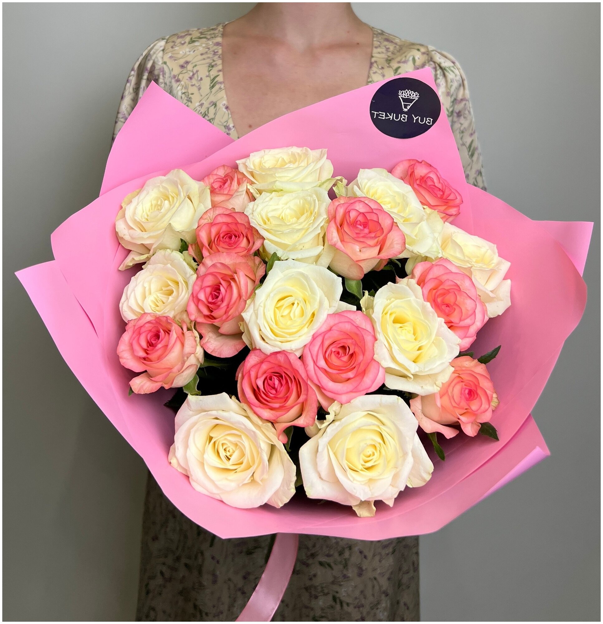 Букет из 17 белых и розовых розы Джумилия 60см