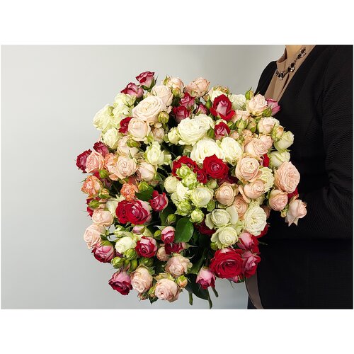 Микс кустовая роза красно-белая/белая/нежно-розовые 60СМ 31шт