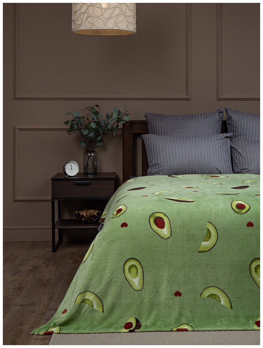 Плед TexRepublic Absolute 180х200 см, 2 спальный, велсофт, покрывало на диван, теплый, мягкий, зеленый с рисунком Авокадо - фотография № 1