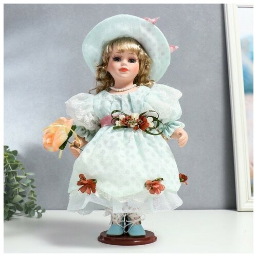 Кукла коллекционная керамика Люси в голубом платье, шляпке и с цветами 30 см кукла коллекционная фарфоровая людмила на подставке 30 см в шляпке и голубом платье