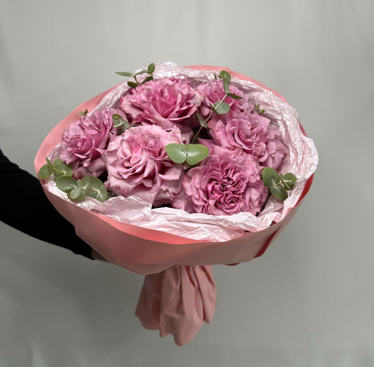 Букет из 7 пышных розовых французских роз с эвкалиптом - Шарик и открытка в подарок