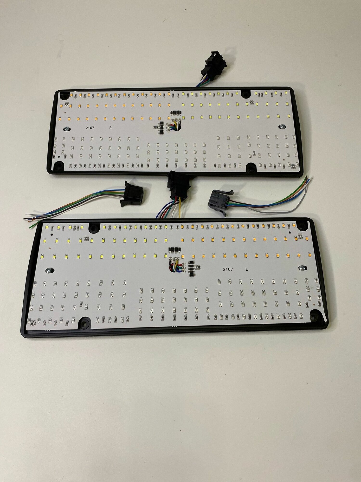Диодные платы задних фонарей на ваз 2107 с ответными фишками.