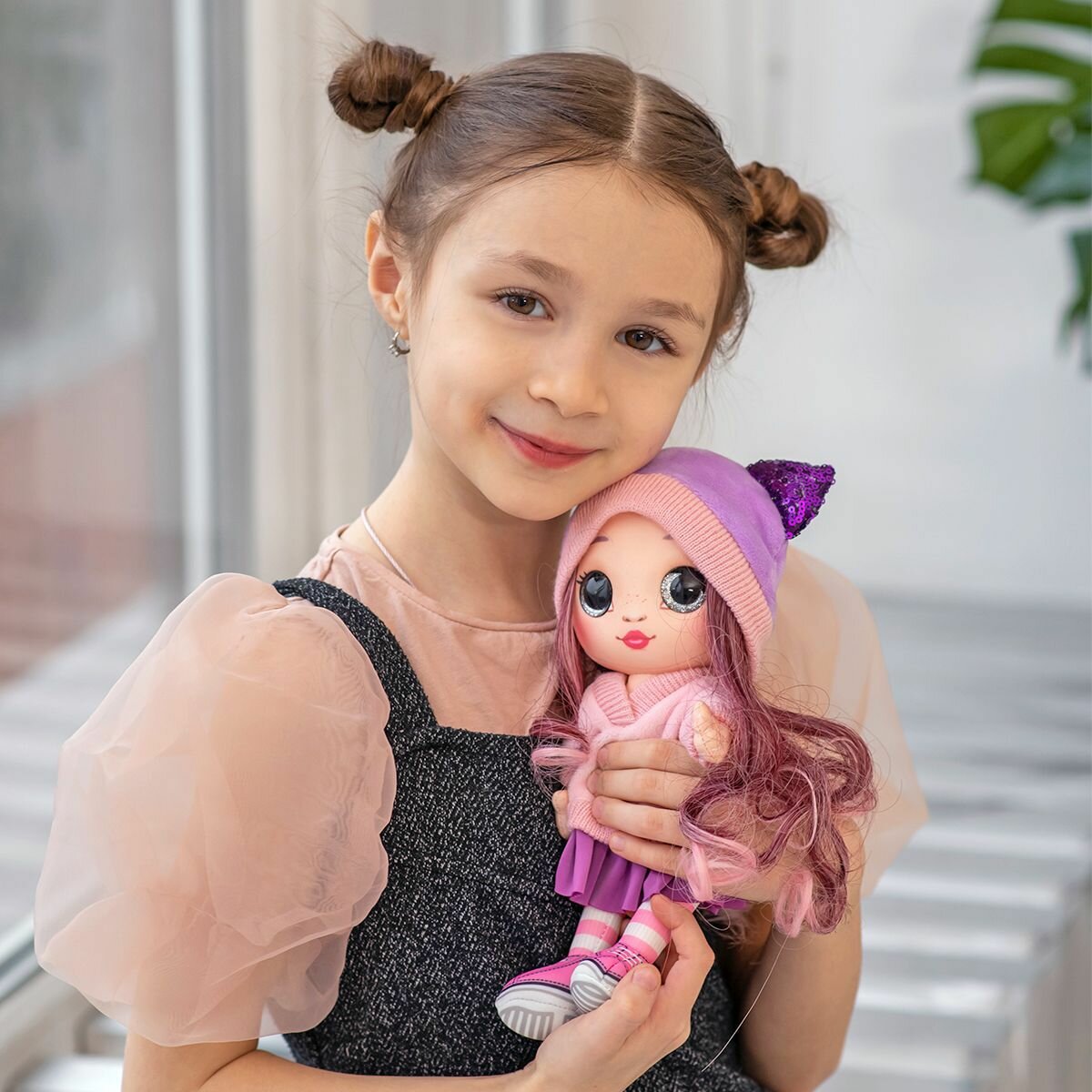 Игрушка для девочек кукла на шарнирах в подарочной коробке MAXITOYS — фото 1