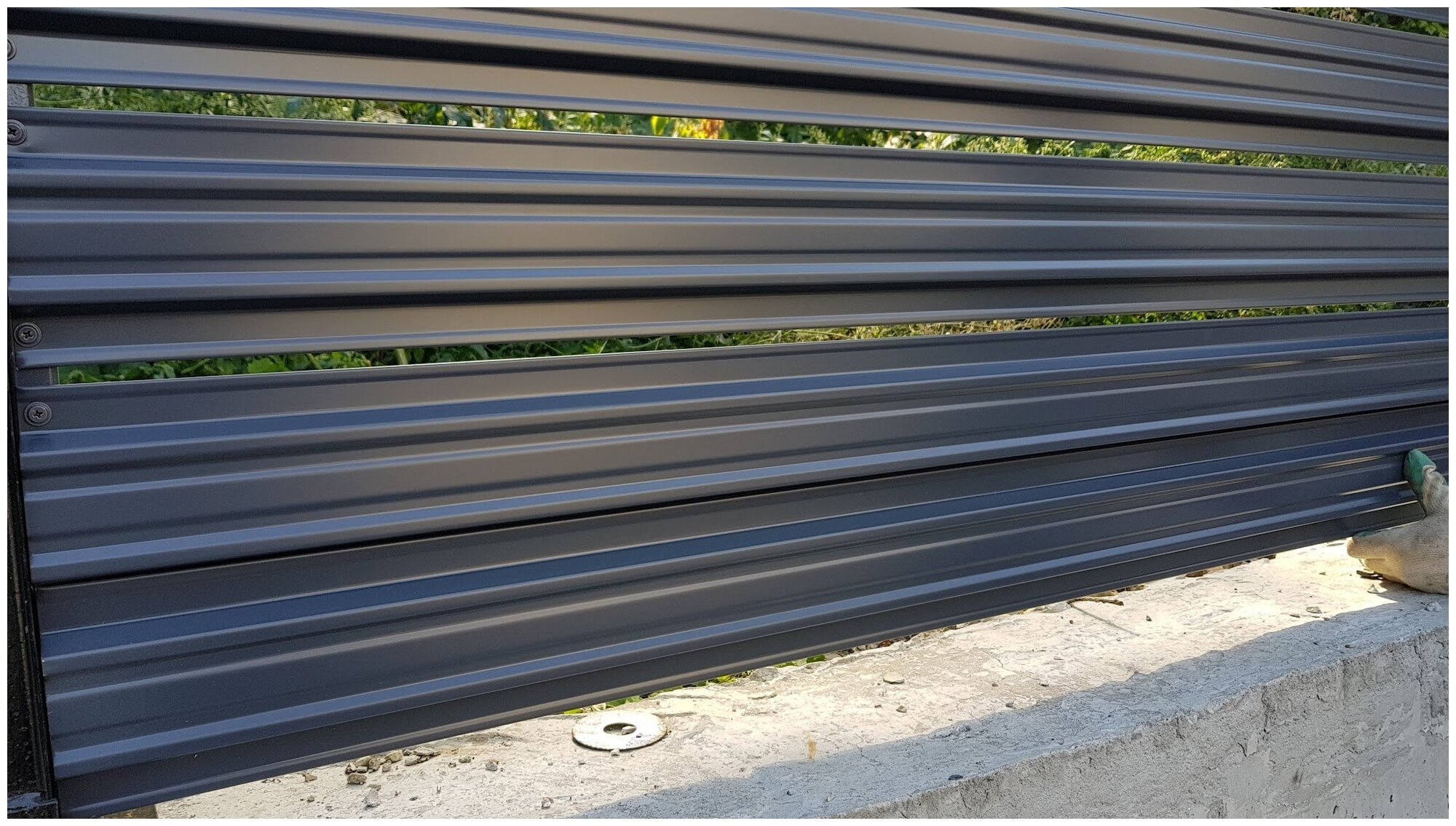 Штакетник металлический Премиум (евроштакетник) двухсторонний окрас, цвет графитовый серый RAL 7024, высота 1.8 м., ширина планки 118мм - 10 шт - фотография № 9