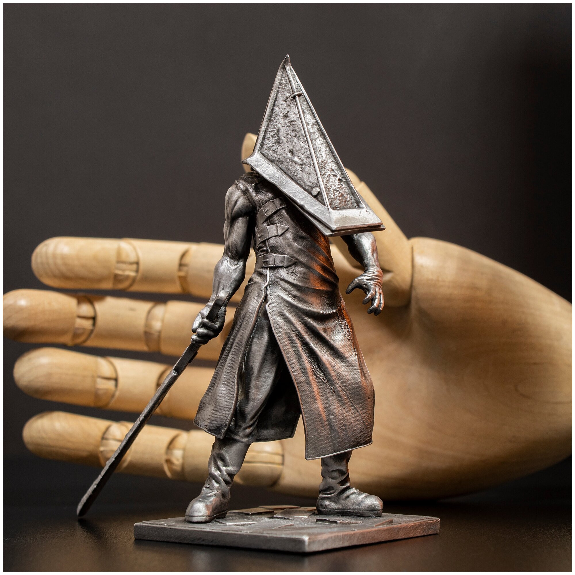 Пирамидоголовый из Сайлент Хилл металлическая фигурка коллекционное издание / Pyramid Head Silent Hill collector's edition