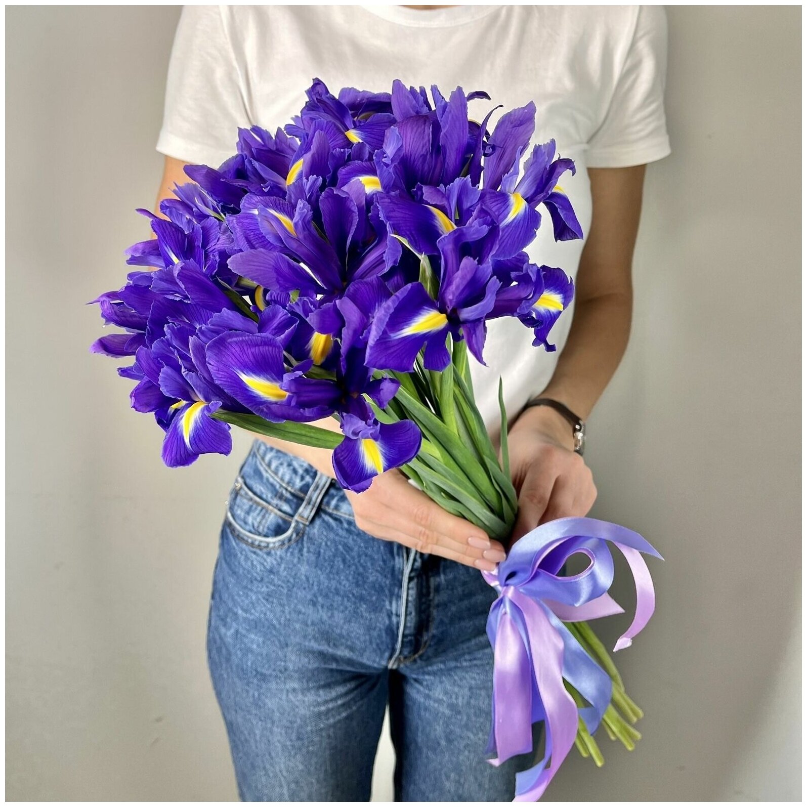 Букет синих ирисов 15 шт из красивых живых цветов, 60 см, цветы живые в букете от Лэтуаль Flowers