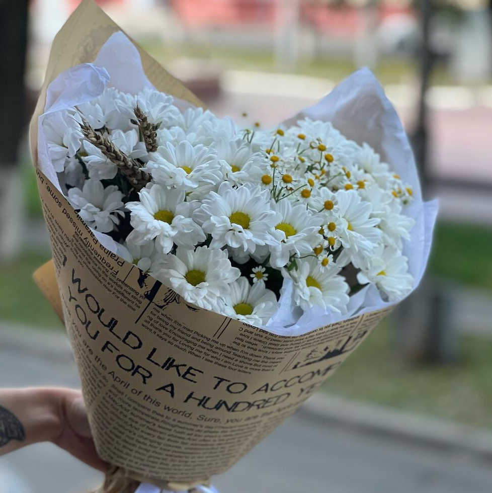 Букет "Ikebana" из хризантем и ромашки, размер M, высота 45см, 7 цветов/сборный букет — фото 1