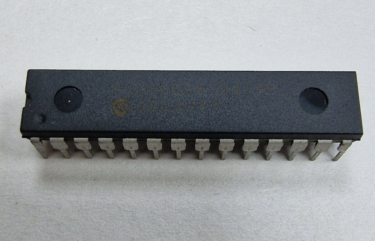 Микросхема PIC16C62A-04/SP
