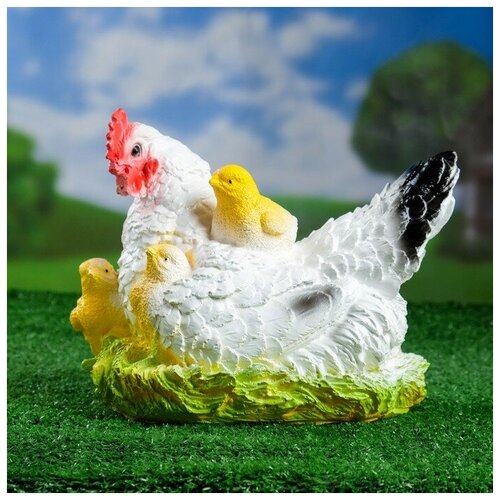 Хорошие сувениры Садовая фигура Курица наседка с цыплятами белая 28х21см