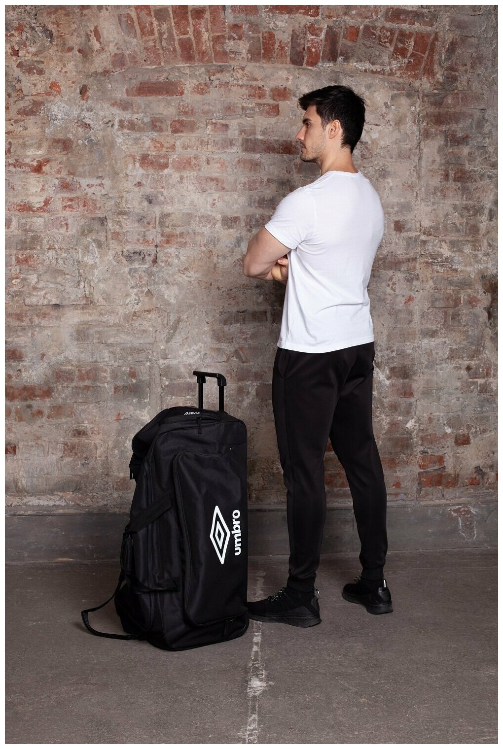 Спортивная сумка на колесах Umbro Trolley Bag c боковым карманом. Вместительная сумка для тренировок с выдвижной ручкой и 2-х колесным механизмом со стабилизаторами. Сумка на колесиках Umbro с регулир - фотография № 12